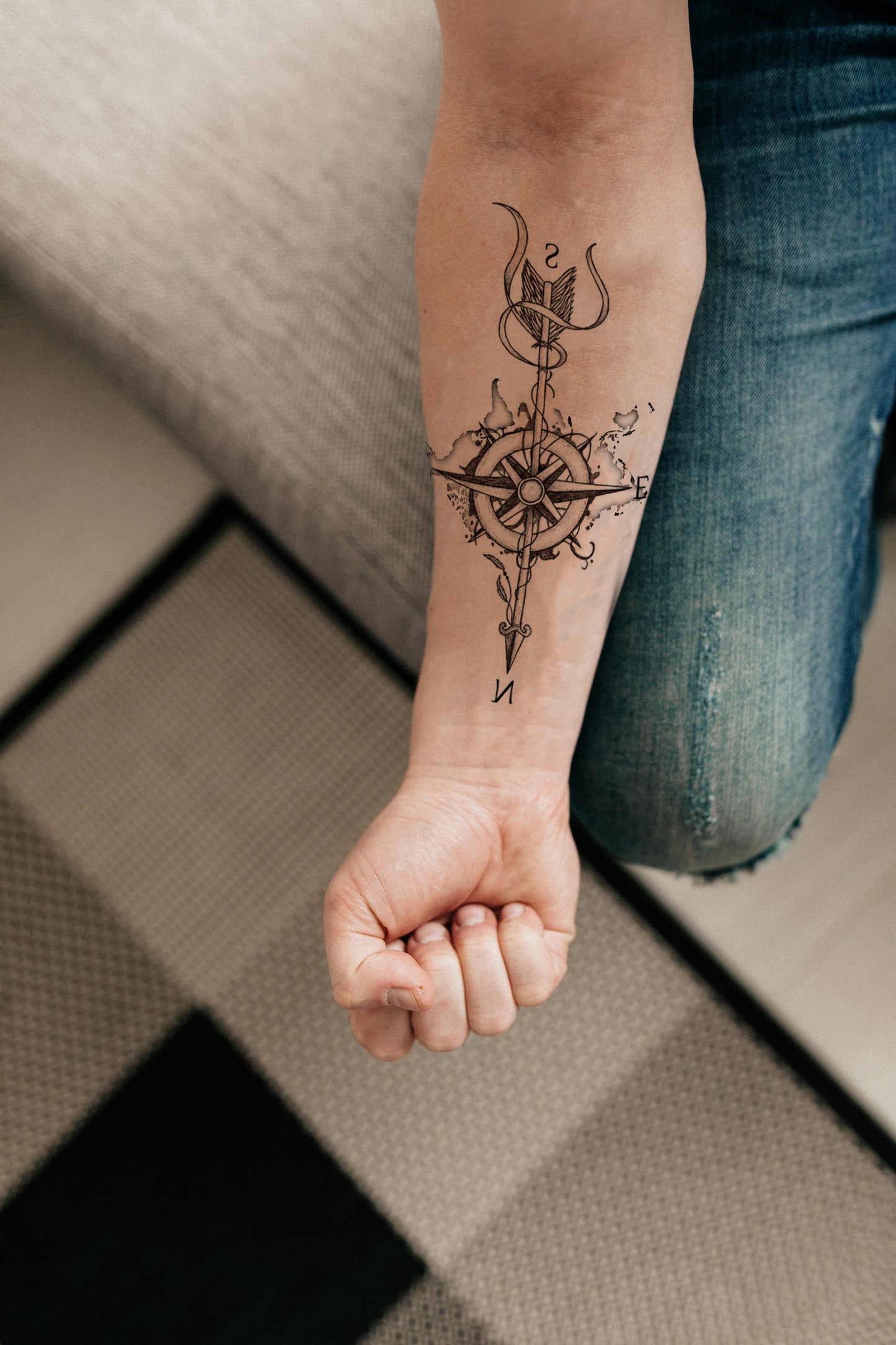 Arrow with a world map (LA-3) - Tattooshka USA